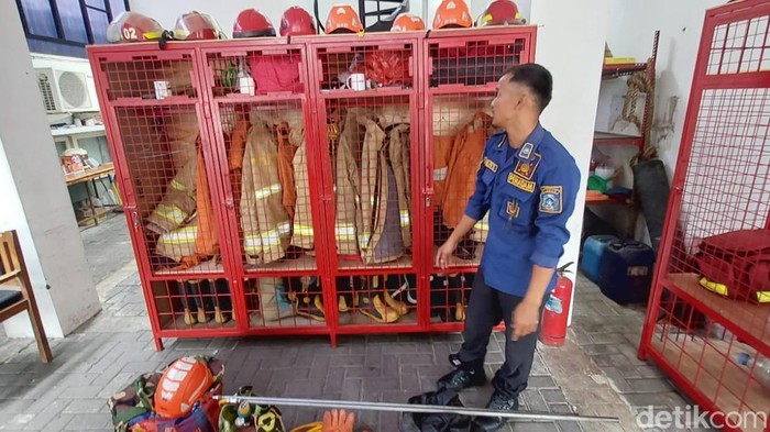 Petugas Damkar Sleman melakukan persiapan penanganan lebah