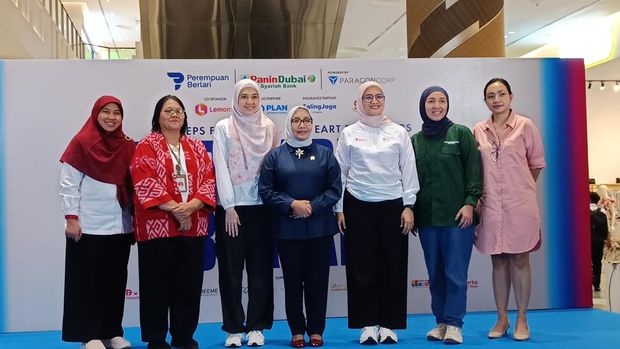 dhini aminarti Dhini Aminarti bikin acara untuk perempuan.