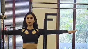 Dian Sastro terlihat fokus menjalani sesi pilates dengan teknik yang begitu rapi dan luwes. Foto: Instagram Dian Sastro