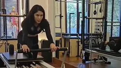 Aksi Dian Sastro Pilates, Tubuh Lentur Bikin Salut
