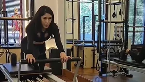 Fleksibilitas Dian Sastro jadi bukti nyata hasil latihan rutin selama bertahun-tahun. Foto: Instagram Dian Sastro