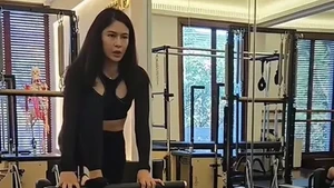 Meski latihan intens, Dian Sastro tetap tampil stylish dengan outfit olahraga serba hitam. Foto: Instagram Dian Sastro