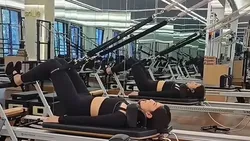 Aksi Dian Sastro Pilates, Tubuh Lentur Bikin Salut