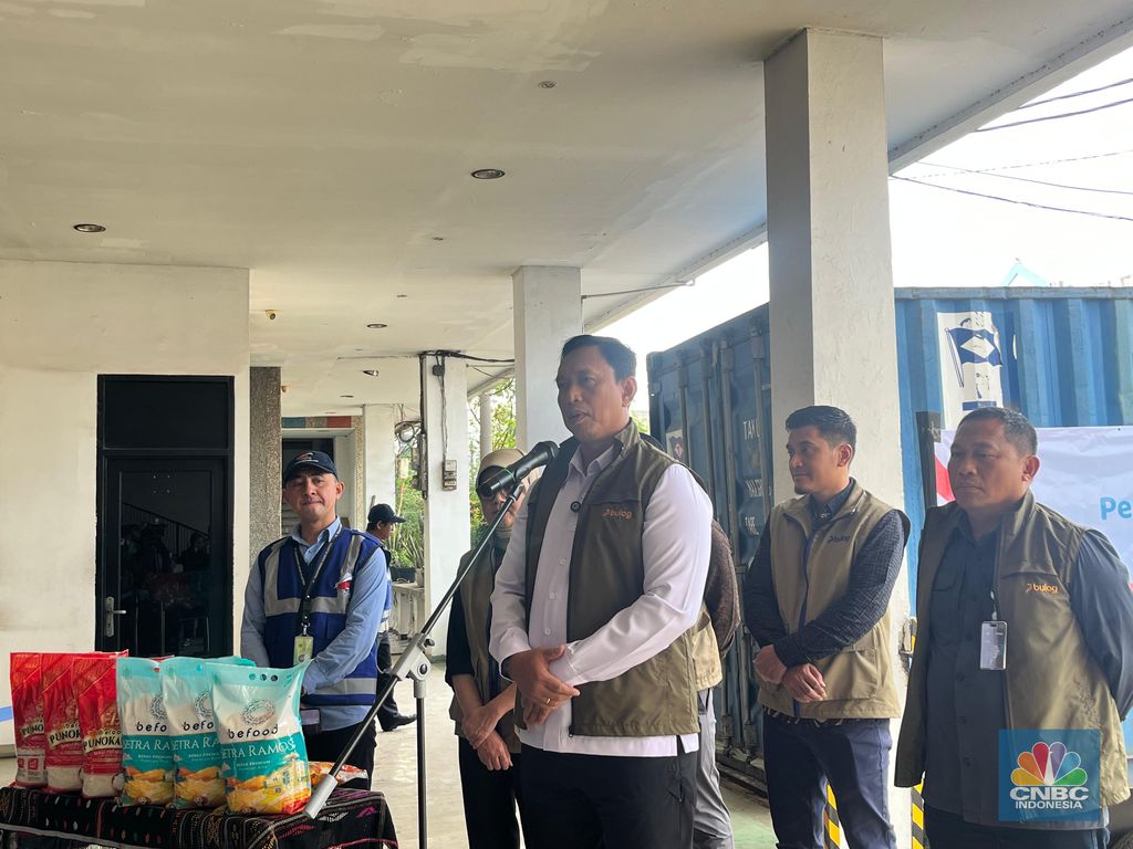 Direktur Utama (Dirut) Bulog Ahmad Rizal Ramdani saat melakukan inspeksi mendadak (sidak) di pergudangan Tanjung Priok, Jakarta Utara, Kamis (27/11/2025). (CNBC Indonesia/Chandra Dwi Pranata)