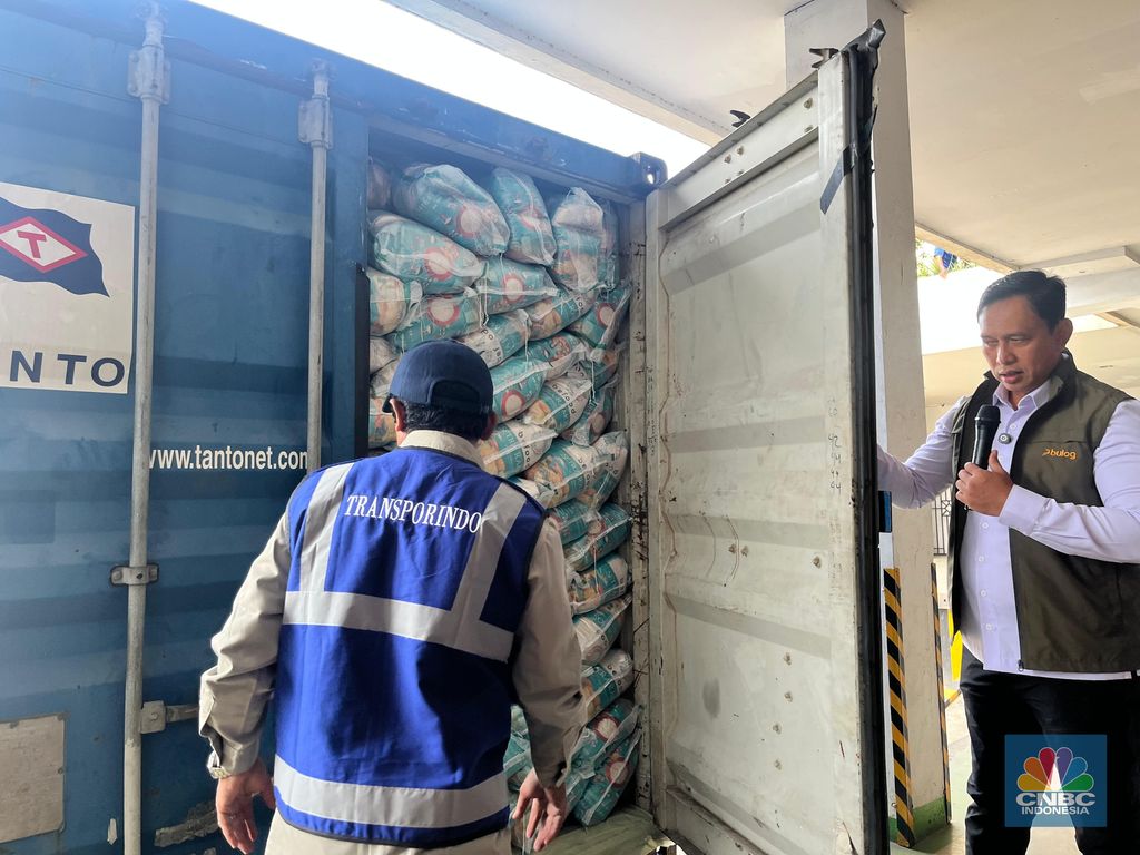 Direktur Utama (Dirut) Bulog Ahmad Rizal Ramdani saat melakukan inspeksi mendadak (sidak) di pergudangan Tanjung Priok, Jakarta Utara, Kamis (27/11/2025). (CNBC Indonesia/Chandra Dwi Pranata)