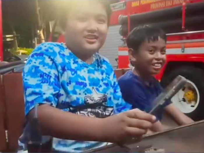 Dua bocah laki-laki mendatangi kantor damkar di Lubang Buaya, Jakarta Timur. Mereka datang untuk menyerahkan HP yang ditemukannya. Salut! (dok Damkar Jaktim)