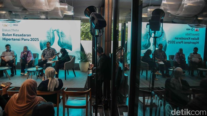 Ketua Yayasan Hipertensi Paru Indonesia Arni Rismayanti bersama dr. Hary Sakti Muliawan, dr. Amrilmaen Badawi, serta pasien Yusnita Dewi menjadi narasumber dalam undangan media Bulan Kesadaran Hipertensi Paru 2025 yang digelar MSD Indonesia di Jakarta, Kamis (27/11/2025).