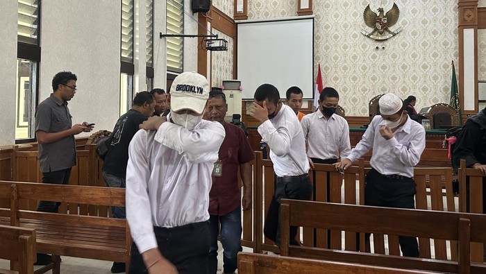 Enam pelaku kekerasan dan perusakan saat demonstrasi di DPRD Bali pada 30 Agustus 2025 seusai menjalani sidang perdana di PN Denpasar, Kamis (27/11/2025). (Foto: Dinda Anatasya/detikBali)