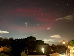 Fenomena Cahaya Merah Mirip UFO di Italia Terulang Setelah 2 Tahun