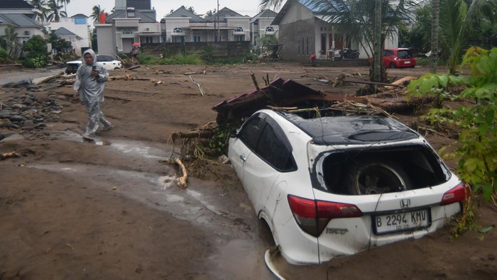 Foto udara kawasan perumahan elit yang terdampak banjir bandang di Lubuk Minturun, Padang, Sumatera Barat, Kamis (27/11/2025). BPBD Padang mencatat, sebanyak lima orang tewas akibat banjir bandang di Sungai Lubuk Minturun itu, sementara sejumlah rumah dilaporkan hanyut dan sejumlah kendaraan rusak terseret banjir. ANTARA FOTO/Iggoy el Fitra/foc.