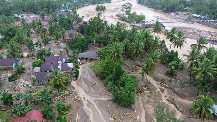 Foto udara kawasan perumahan elit yang terdampak banjir bandang di Lubuk Minturun, Padang, Sumatera Barat, Kamis (27/11/2025). BPBD Padang mencatat, sebanyak lima orang tewas akibat banjir bandang di Sungai Lubuk Minturun itu, sementara sejumlah rumah dilaporkan hanyut dan sejumlah kendaraan rusak terseret banjir. ANTARA FOTO/Iggoy el Fitra/foc.