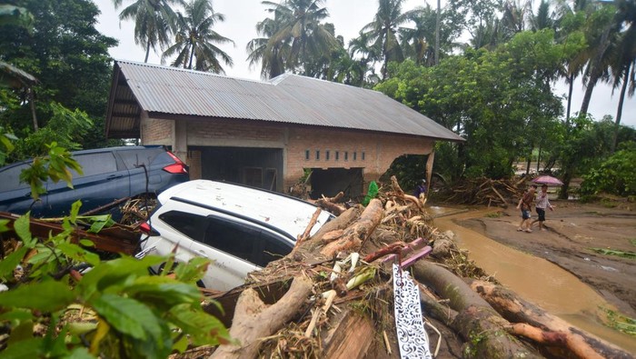 Foto udara kawasan perumahan elit yang terdampak banjir bandang di Lubuk Minturun, Padang, Sumatera Barat, Kamis (27/11/2025). BPBD Padang mencatat, sebanyak lima orang tewas akibat banjir bandang di Sungai Lubuk Minturun itu, sementara sejumlah rumah dilaporkan hanyut dan sejumlah kendaraan rusak terseret banjir. ANTARA FOTO/Iggoy el Fitra/foc.