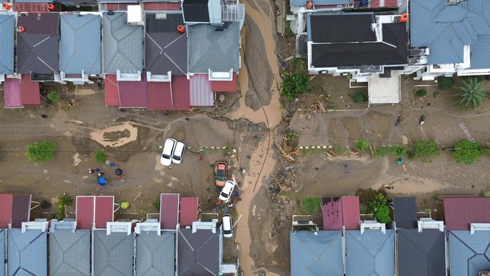 Foto udara kawasan perumahan elit yang terdampak banjir bandang di Lubuk Minturun, Padang, Sumatera Barat, Kamis (27/11/2025). BPBD Padang mencatat, sebanyak lima orang tewas akibat banjir bandang di Sungai Lubuk Minturun itu, sementara sejumlah rumah dilaporkan hanyut dan sejumlah kendaraan rusak terseret banjir. ANTARA FOTO/Iggoy el Fitra/foc.