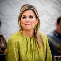 Terlihat pula sepasang anting hijau bernuansa kontemporer yang senada dengan gaunnya. Busana yang dikenakan Ratu Máxima merupakan salah satu penampilan khas dari lemari busana kerajaannya. Dilansir dari Women’s Wear Daily, sebelumnya gaun itu dipakai saat kunjungannya ke Loosduinen Heritage Park di Den Haag untuk memperingati 100 Tahun Komisi Loosduinen pada Juni 2023. (Foto: Patrick van Katwijk/Getty Images)