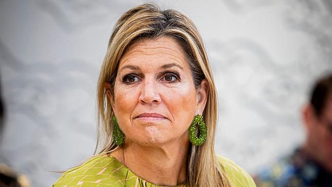 Terlihat pula sepasang anting hijau bernuansa kontemporer yang senada dengan gaunnya. Busana yang dikenakan Ratu Máxima merupakan salah satu penampilan khas dari lemari busana kerajaannya. Dilansir dari Women’s Wear Daily, sebelumnya gaun itu dipakai saat kunjungannya ke Loosduinen Heritage Park di Den Haag untuk memperingati 100 Tahun Komisi Loosduinen pada Juni 2023. (Foto: Patrick van Katwijk/Getty Images)