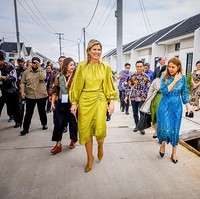 Koleksi dari Natan kembali menemani penampilannya, kali ini untuk rangkaian kegiatan di Jakarta, pada Rabu (26/11/2025). Ibu tiga anak ini memakai ulang gaun midi tersebut menampilkan rona hijau yang dipadukan dengan motif desain berwarna merah muda lembut. Siluet gaun itu dibuat dengan lengan panjang yang mengembang, mengerucut di bagian pergelangan tangan. (Foto: Patrick van Katwijk/Getty Images)
