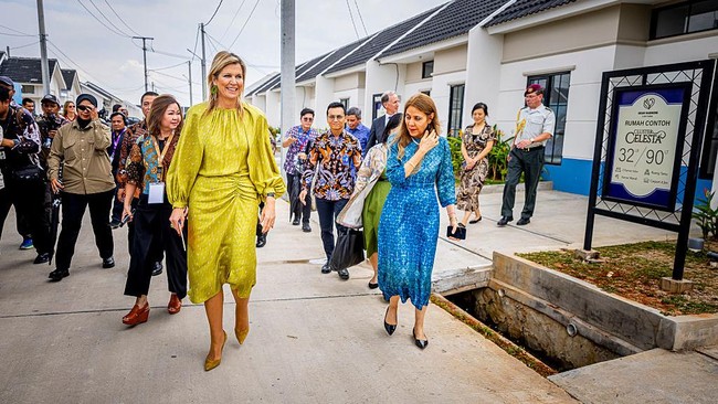 Koleksi dari Natan kembali menemani penampilannya, kali ini untuk rangkaian kegiatan di Jakarta, pada Rabu (26/11/2025). Ibu tiga anak ini memakai ulang gaun midi tersebut menampilkan rona hijau yang dipadukan dengan motif desain berwarna merah muda lembut. Siluet gaun itu dibuat dengan lengan panjang yang mengembang, mengerucut di bagian pergelangan tangan. (Foto: Patrick van Katwijk/Getty Images)