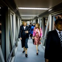 Tiba di Bandara Soekarno Hatta, Tangerang, pada Senin (24/11/2025), dengan menggunakan pesawat komersial, Ratu Maxima mengandalkan gaya semi-preppy. Perempuan 54 tahun itu memakai blus putih berlapiskan blazer hitam, dan celana kulot senada yang memberi kesan kasual. Apalagi dengan sepasang loafers yang melengkapi penampilan tersebut. (Foto: Patrick van Katwijk/Getty Images)