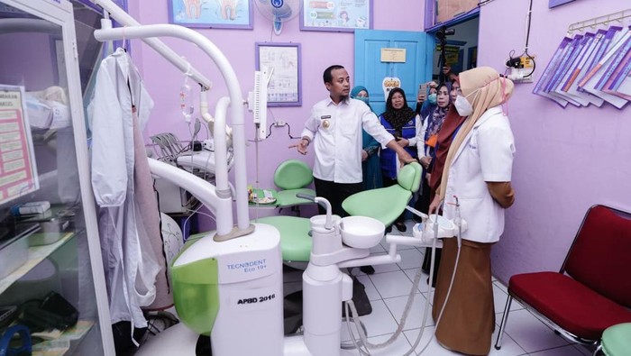 Gubernur Sulsel Andi Sudirman Sulaiman saat meninjau pelaksanaan program Pelayanan Kesehatan Bergerak di Pulau Sabutung, Kabupaten Pangkep.