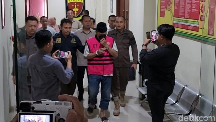 Heru Sugiarto, Eks Camat Padangan yang juga pernah menjabat Kepala Satpol PP Bojonegoro tersangka korupsi BKKD dilimpahkan ke Kejari.