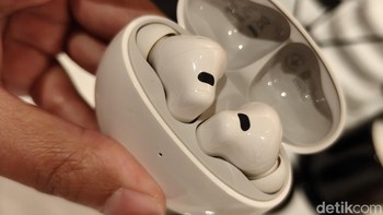 Desain yang ringan dan ergonomis diklaim Huawei menunjang kebutuhan pengguna yang ingin tampil low-key namun tetap stylish saat menggunakan TWS canggihnya. Foto: Rachmatunnisa/detikINET