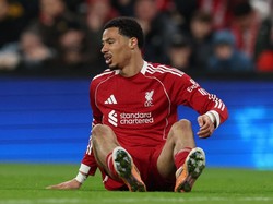 Ekitike tak berdaya saat Liverpool kalah 1-4 dari PSV di lanjutan Liga Champions, Kamis (27/11). Ekitike digantikan Alexander Isak di menit ke-61 karena cedera punggung (REUTERS/Phil Noble)