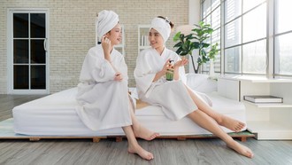 Body Serum Vs. Body Oil: Mana yang Lebih Efektif Bikin Kulit Glowing?