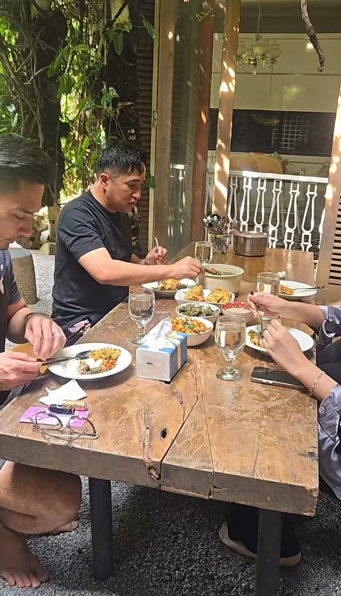 Irfan Hakim Puas Makan Nasi Bejeg hingga Pecak Gurame Saat Kulineran
