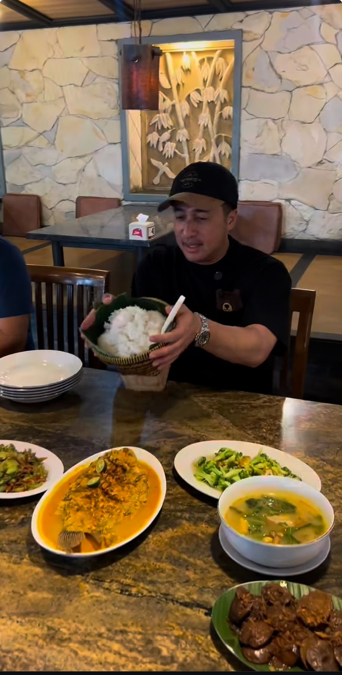 Irfan Hakim Puas Makan Nasi Bejeg hingga Pecak Gurame Saat Kulineran