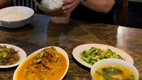 Nah, kalau ini momen Irfan makan siang dengan lauk khas Betawi. Mulai dari pecak gurame, sayur asem sampai semur jengkol yang bikin lapar! Foto: Instagram @irfanhakim75