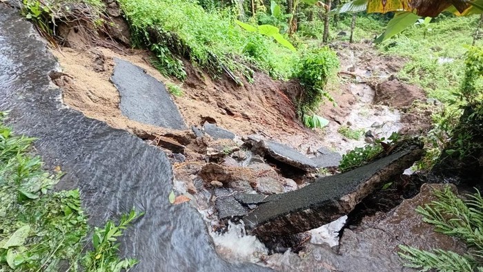 Jalan ambles di Dusun Kedondong Atas, Desa Pusuk Lestari, Kecamatan Batu Layar, Lombok Barat, NTB, Kamis (27/11/2025). (Foto: Dok. Pribadi Muhammad Saufi)