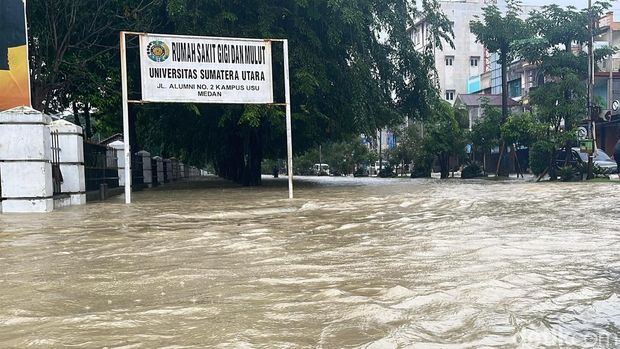 Jalan Dr Mansyur depan USU yang mengalami banjir. (Foto: Finta Rahyuni/detikSumut)