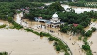 Jalan lintas nasional Medan–Banda Aceh di kawasan Desa Peuribu, Arongan Lambalek, Aceh Barat, terlihat terendam banjir dan sulit dilalui kendaraan pada Kamis (27/11/2025). ANTARA FOTO/Syifa Yulinnas