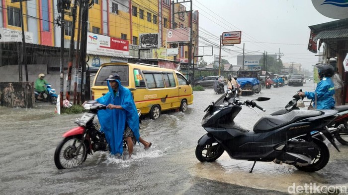Jalan Perhubungan, Desa Lau Dendang, Kecamatan Percut Sei Tuan Kabupaten Deliserdang terendam banjir. (Foto: Rechtin Hani Ritonga/detikSumut)