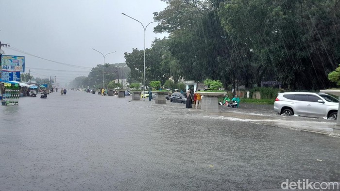 Jalan Willem Iskandar, di depan kampus Universitas Negeri Medan (Unimed) banjir parah. (Foto: Rechtin Hani Ritonga/detikSumut)
