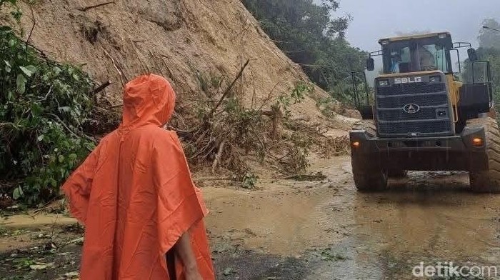 Jalur Padang-Bukittinggi putus total, menyusul terjadinya longsor di beberapa titik pada kawasan Lembah Anai. (Foto: Jeka Kampai/detikSumut).