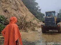 Sumbar Banjir, Lembah Anai Longsor, Akses Jalan Utama Terputus