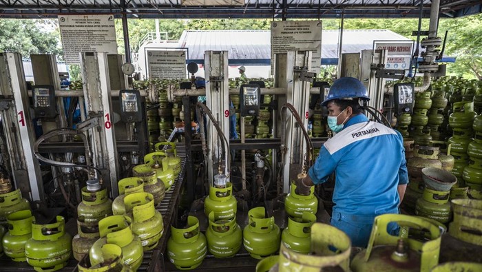 Pekerja melakukan bongkar muat elpiji tabung tiga kilogram bersubsidi di SPBE PT Puri Kencana Merdeka Utama, Ngaliyan, Semarang, Jawa Tengah, Kamis (27/11/2025). Kementerian Energi dan Sumber Daya Mineral (ESDM) akan menambah kuota elpiji tiga kilogram bersubsidi sekitar 370.000 metrik ton guna mengantisipasi lonjakan kebutuhan pada periode Natal 2025 dan Tahun Baru 2026. ANTARA FOTO/Aprillio Akbar