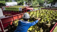Pekerja melakukan bongkar muat elpiji tabung tiga kilogram bersubsidi di SPBE PT Puri Kencana Merdeka Utama, Ngaliyan, Semarang, Jawa Tengah, Kamis (27/11/2025). ANTARA FOTO/Aprillio Akbar