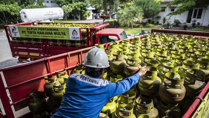 Pekerja melakukan bongkar muat elpiji tabung tiga kilogram bersubsidi di SPBE PT Puri Kencana Merdeka Utama, Ngaliyan, Semarang, Jawa Tengah, Kamis (27/11/2025). Kementerian Energi dan Sumber Daya Mineral (ESDM) akan menambah kuota elpiji tiga kilogram bersubsidi sekitar 370.000 metrik ton guna mengantisipasi lonjakan kebutuhan pada periode Natal 2025 dan Tahun Baru 2026. ANTARA FOTO/Aprillio Akbar