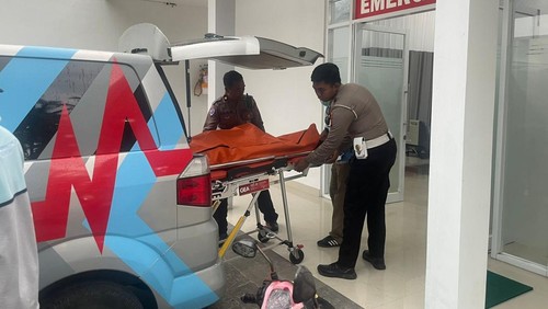 Jenazah WN India yang tewas saat menuju Broken Beach, Nusa Penida, dibawa ke rumah sakit, Rabu (26/11/2025).