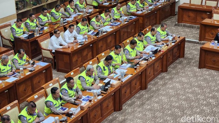 Kakorlantas Polri Irjen Agus Suryonugroho dan jajaran dirlantas se-Indonesia dalam Rapat Kerja Komisi III DPR, Kamis (27/11/2025).