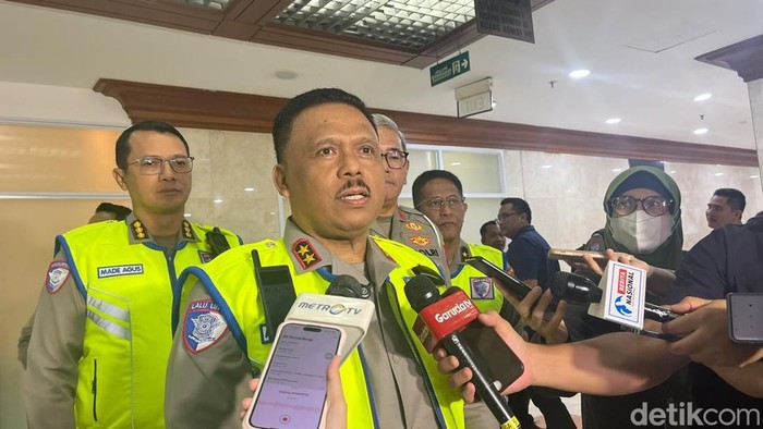 Karkorlantas Polri Irjen Agus Suryonugroho usai mengikuti rapat Komisi III DPR RI di Kompleks Parlemen, Senayan, Jakarta, Kamis (27/11/2025).