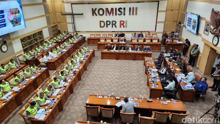 Komisi III DPR menggelar Rapat Kerja bersama Kakorlantas Polri Irjen Agus Suryonugroho di Kompleks Parlemen, Senayan, Jakarta, Kamis (27/11/2025).