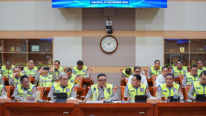 Kakorlantas Polri Irjen Agus Suryonugroho rapat Komisi III DPR di kompleks parlemen, Senayan, Jakarta, Kamis (27/11/2025).