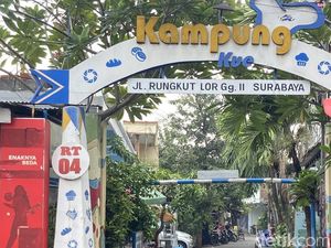 Kampung Kue Rungkut yang Tiap Hari Bergeliat sebelum Matahari Terbit