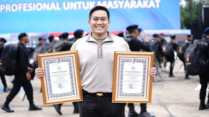 Kapolres Blitar AKBP Arif menerima penghargaan saat Apel Kasatwil 2025