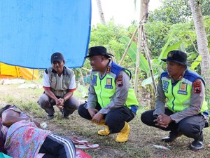 Polresta Cilacap Salurkan Bantuan ke Korban Banjir di Wanareja