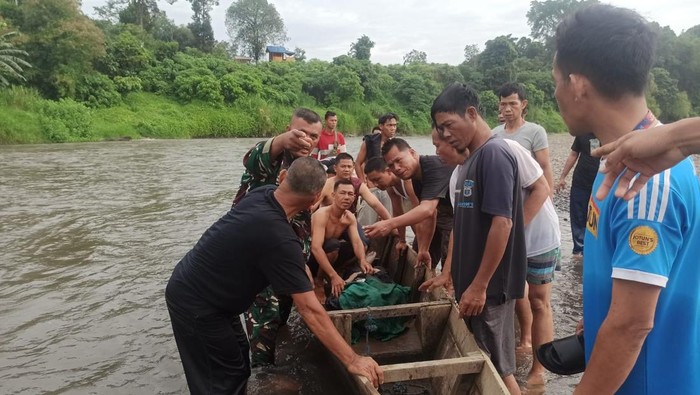 Tim Basarnas melakukan evakuasi jenazah pemotor yang hilang usai dihantam Innova