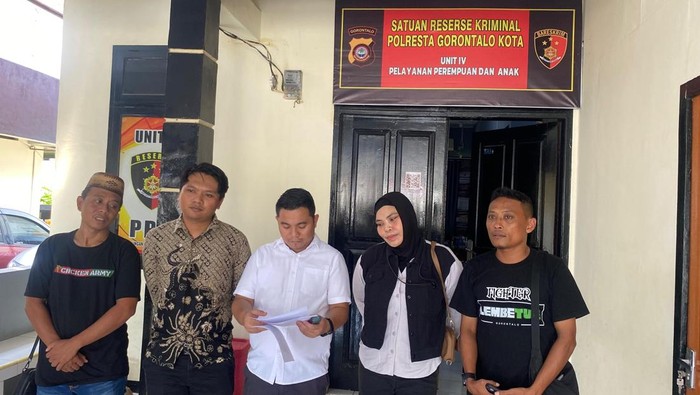 Keluarga korban pemerkosaan oleh 8 pemuda di Gorontalo saat melapor ke polisi.